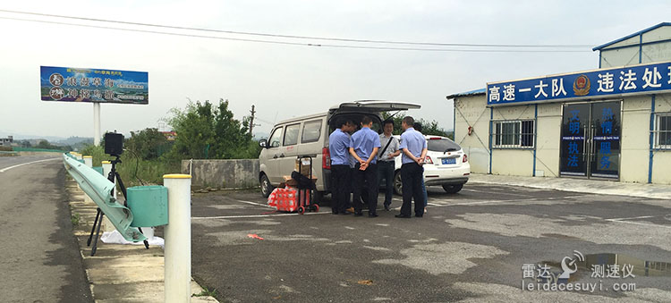 交警使用的移动式雷达测速仪